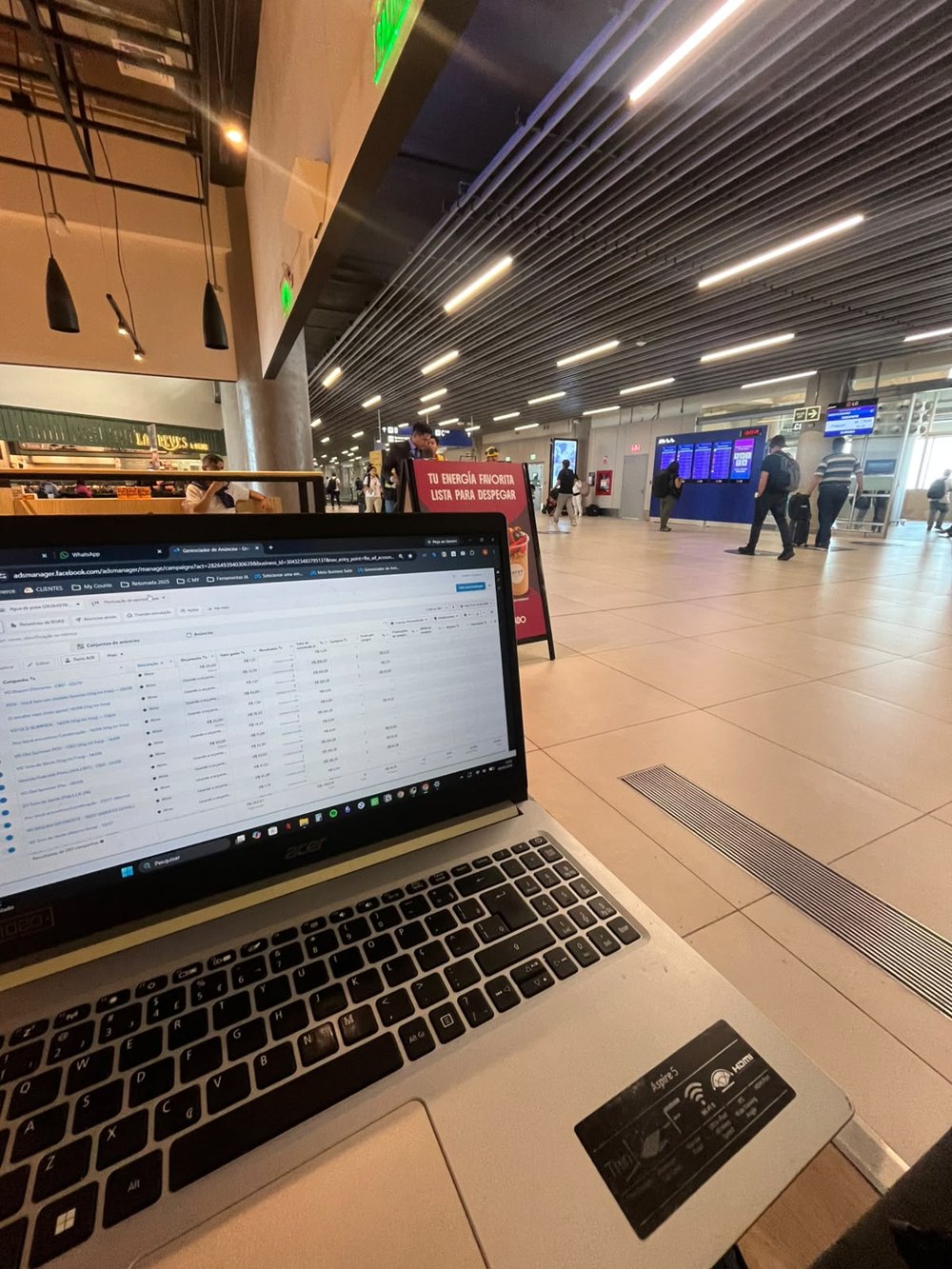 Notebook com o gerenciador de anúncios aberto em uma mesa no aeroporto